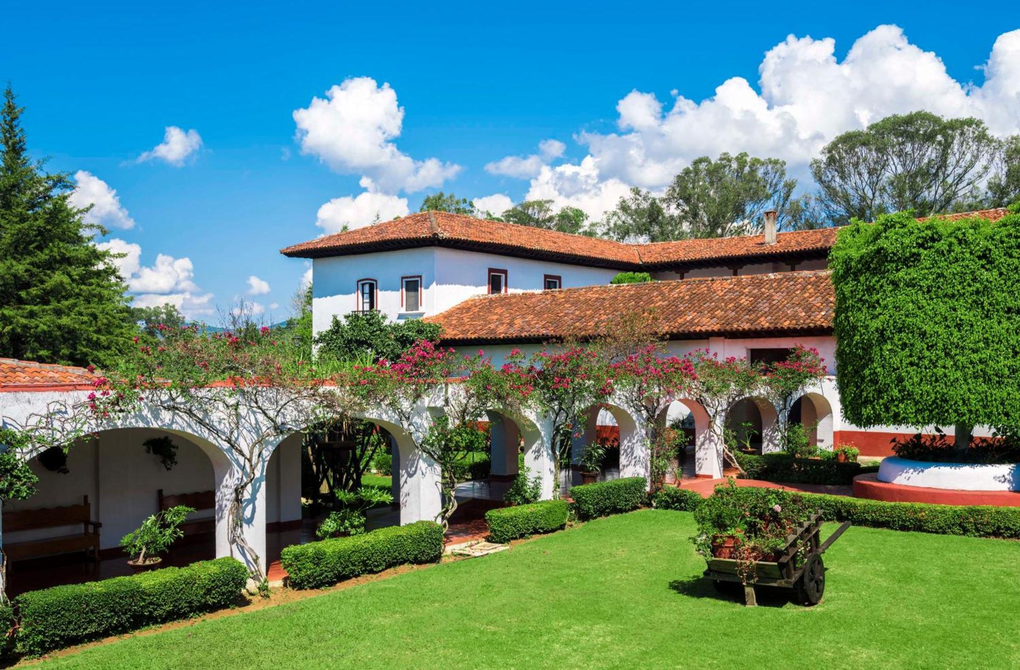 Best Western Plus Posada de Don Vasco Pátzcuaro Exterior foto The Hacienda Santa Barbara