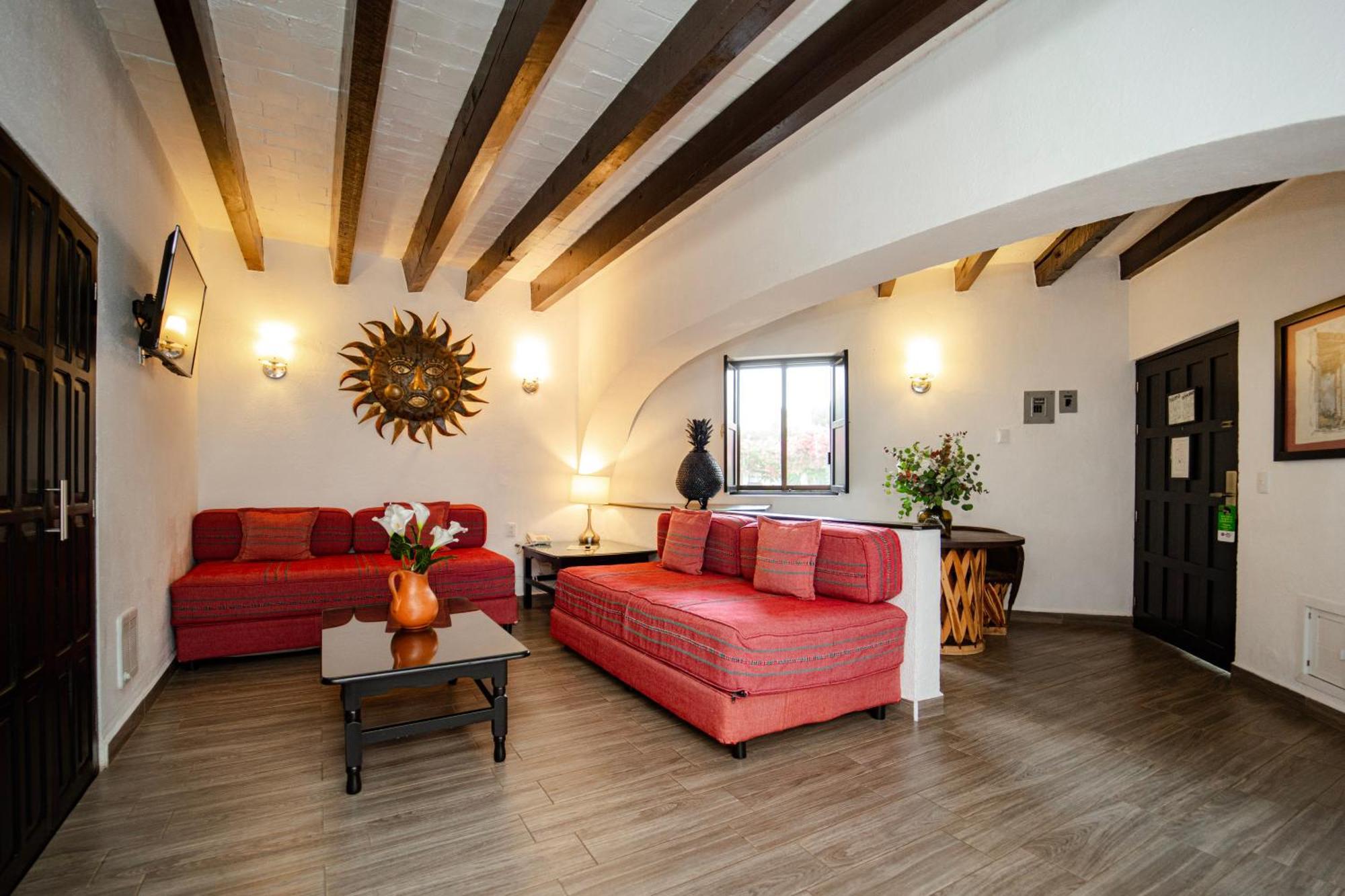 Best Western Plus Posada de Don Vasco Pátzcuaro Exterior foto The living room of a typical apartment